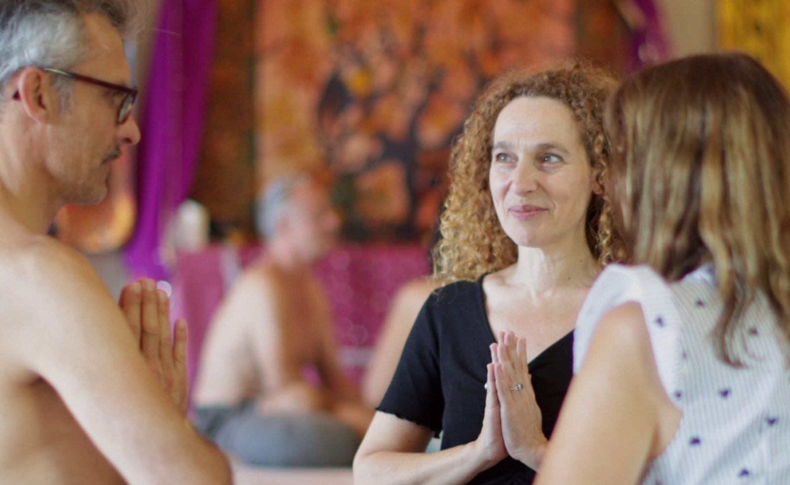 Participants en cercle lors d’un stage — illustration des perceptions du tantra