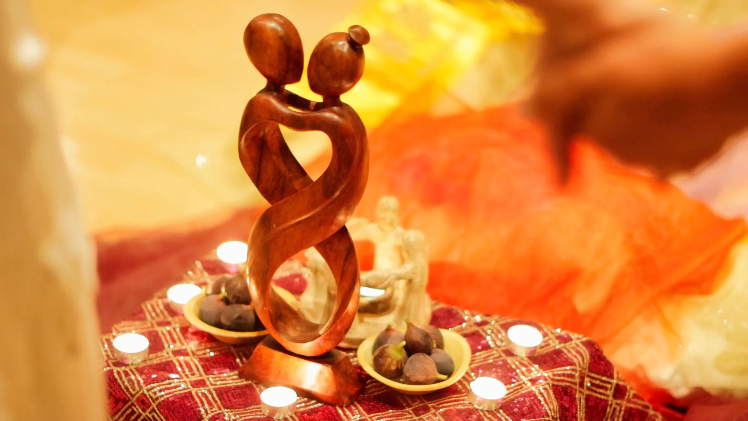 Statue d’amour en bois sculpté